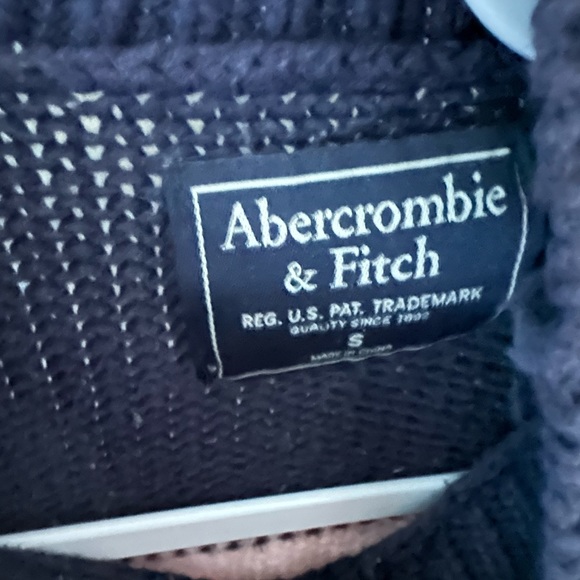 Abercrombie and Fitch knit Logo sweater - Picture 2 of 4
